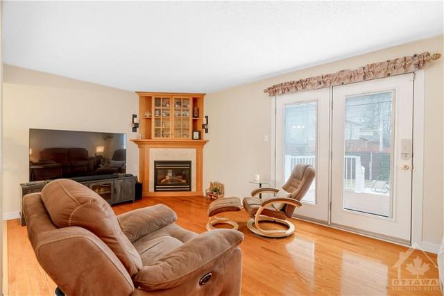 3043 Mannering Court, Home with 3 bedrooms, 2 bathrooms and 4 parking in Ottawa ON | Image 11