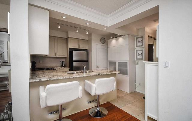 1401 - 88 Promenade Circ, Condo with 2 bedrooms, 2 bathrooms and 1 parking in Vaughan ON | Image 3