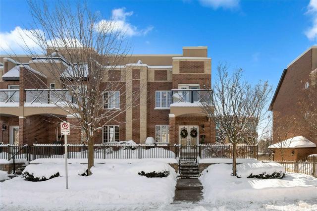 17 White Oaks Rd, Townhouse with 2 bedrooms, 3 bathrooms and 2 parking in Barrie ON | Image 1