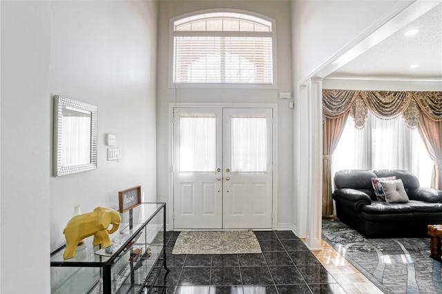 10 Emperor Dr, House detached with 5 bedrooms, 5 bathrooms and 6 parking in Brampton ON | Image 2