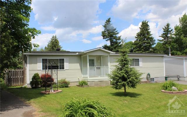 17 Lazy Nol Court, House detached with 3 bedrooms, 2 bathrooms and 4 parking in Ottawa ON | Image 1
