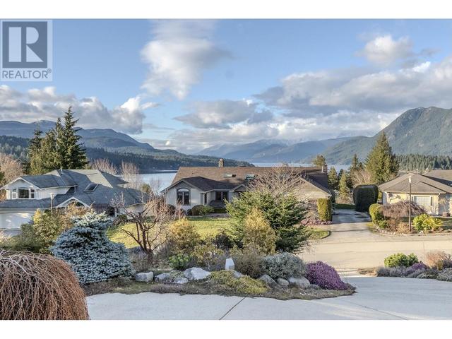 6187 Highmoor Road, House detached with 3 bedrooms, 2 bathrooms and 3 parking in Sechelt BC | Image 2