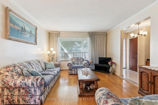 1498 Lawrence Ave W, House semidetached with 3 bedrooms, 2 bathrooms and 6 parking in Toronto ON | Image 4