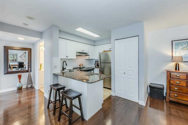 866 - 313 Richmond St E, Condo with 2 bedrooms, 2 bathrooms and 1 parking in Toronto ON | Image 3