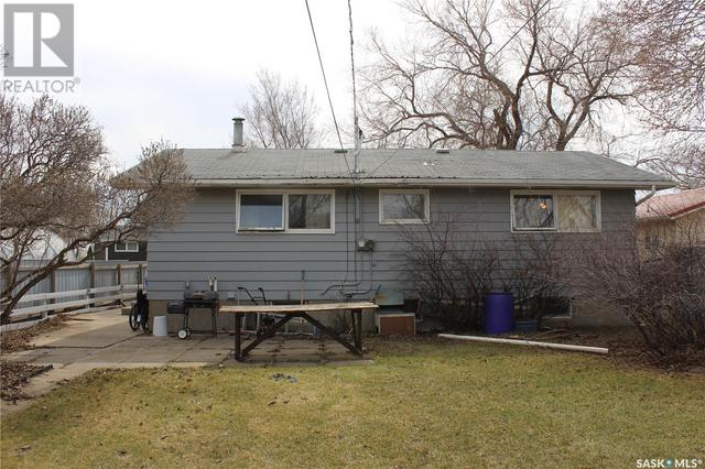 825 Valley Street, House detached with 3 bedrooms, 2 bathrooms and null parking in Estevan SK | Image 2