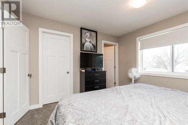 833 17 Street S, Home with 6 bedrooms, 4 bathrooms and 4 parking in Lethbridge AB | Image 24