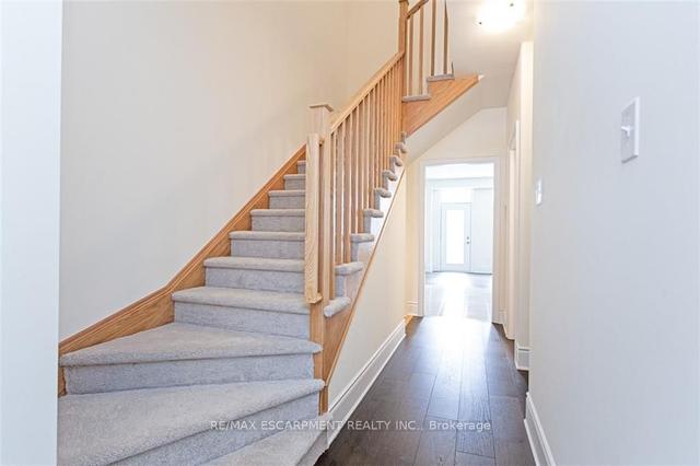 35 Jell St, House attached with 3 bedrooms, 3 bathrooms and 3 parking in Guelph ON | Image 4