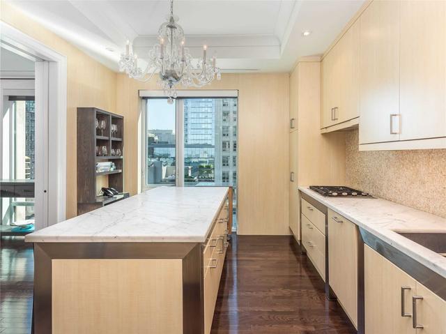 1002 - 80 Yorkville Ave, Condo with 2 bedrooms, 2 bathrooms and 2 parking in Toronto ON | Image 5