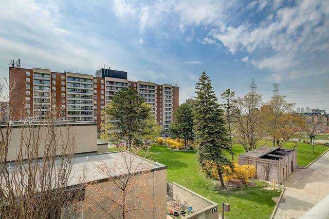 411 - 25 Four Winds Dr, Condo with 3 bedrooms, 2 bathrooms and 1 parking in Toronto ON | Image 7
