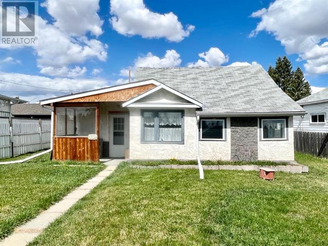 334 2 Avenue, House detached with 2 bedrooms, 1 bathrooms and null parking in Clearwater County AB | Card Image
