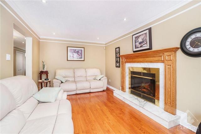 23 Hunterswood Crescent, House detached with 4 bedrooms, 4 bathrooms and 4 parking in Ottawa ON | Image 16