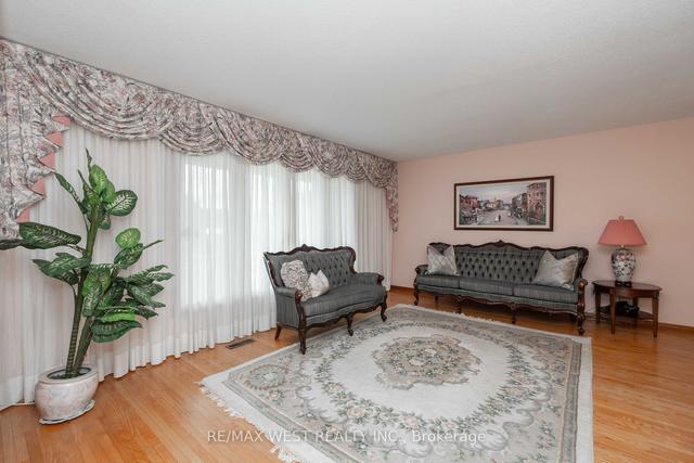 8 Marker Crt, House detached with 3 bedrooms, 2 bathrooms and 8 parking in Toronto ON | Image 32