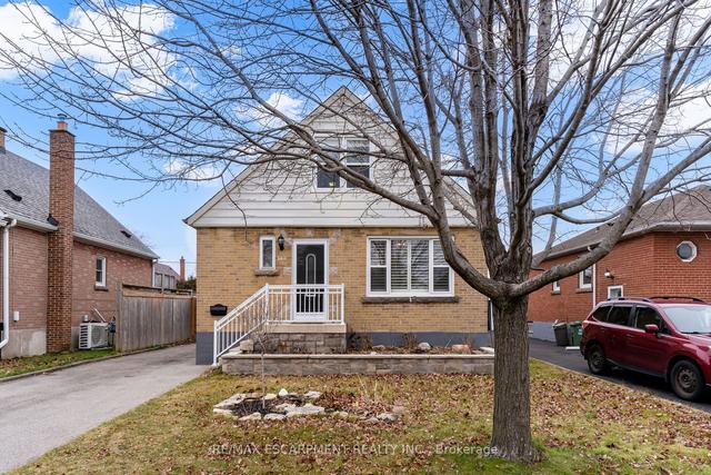 144 Taylor Ave, House detached with 3 bedrooms, 2 bathrooms and 7 parking in Hamilton ON | Image 1