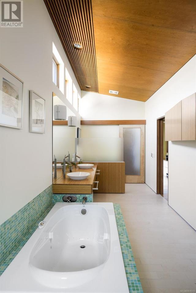Primary Ensuite Tub with Jets | Image 33
