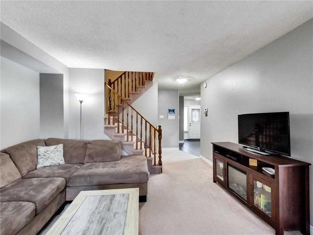 7 Buffalo Crt, House detached with 3 bedrooms, 2 bathrooms and 3 parking in Hamilton ON | Image 2