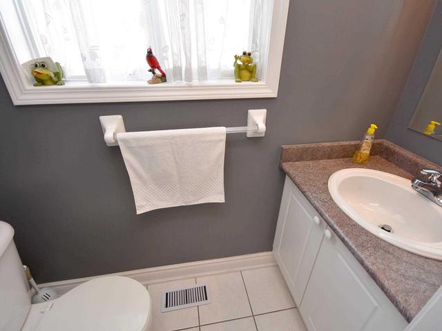 115 Dunlop Crt, House attached with 3 bedrooms, 3 bathrooms and 2 parking in Brampton ON | Image 11