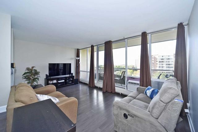 813 - 25 Four Winds Dr, Condo with 3 bedrooms, 2 bathrooms and 1 parking in Toronto ON | Image 1