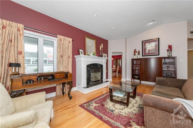 348 Carleton Avenue, House detached with 4 bedrooms, 3 bathrooms and 4 parking in Ottawa ON | Image 6