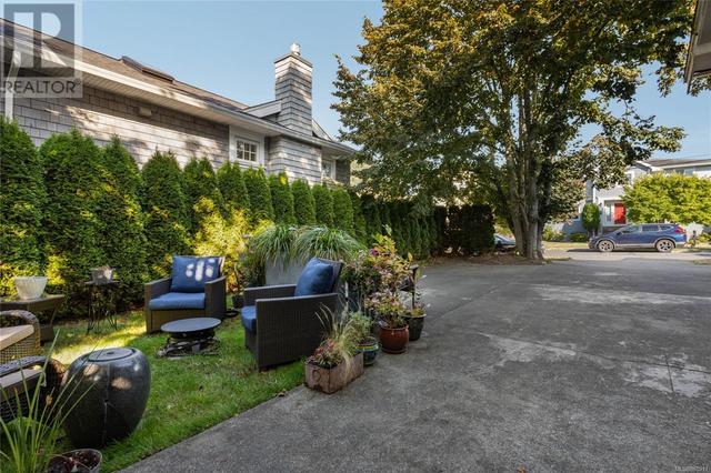 62 Cambridge St, House detached with 7 bedrooms, 4 bathrooms and 3 parking in Victoria BC | Image 23