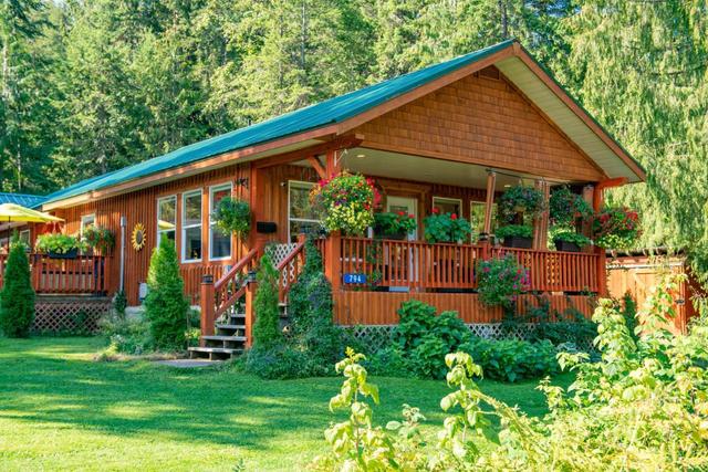 794 & 790 Lewis Road, House detached with 3 bedrooms, 3 bathrooms and 10 parking in Central Kootenay E BC | Card Image