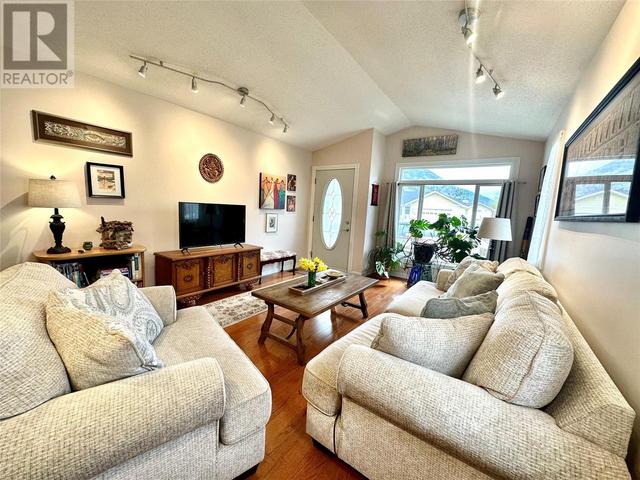 521 - 10th Avenue Unit# 1, House detached with 2 bedrooms, 2 bathrooms and 6 parking in Keremeos BC | Image 8