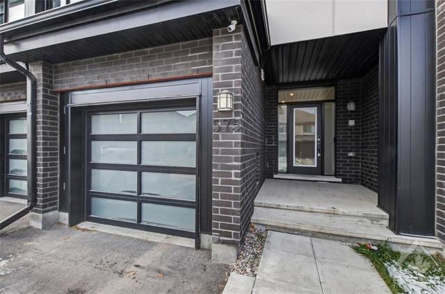 575 Rathburn Lane, Townhouse with 3 bedrooms, 4 bathrooms and 2 parking in Ottawa ON | Image 2