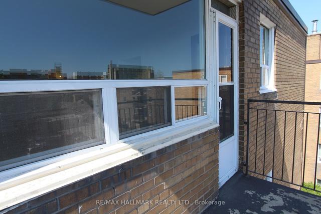 302 - 57 Neptune Dr, Condo with 2 bedrooms, 1 bathrooms and 1 parking in Toronto ON | Image 3