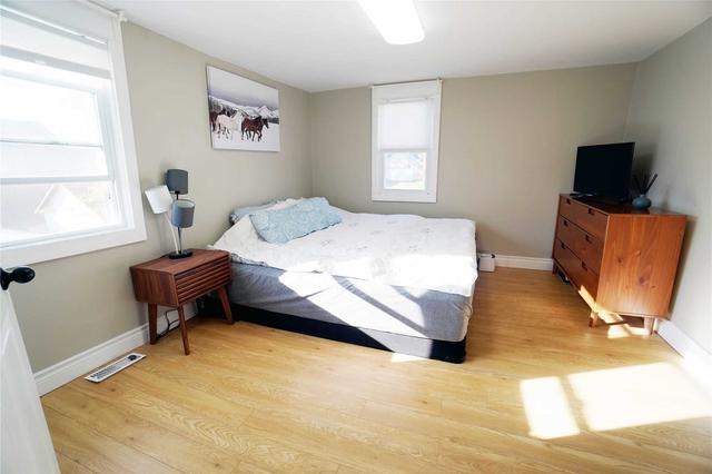 251 King St, House detached with 4 bedrooms, 2 bathrooms and 4 parking in Quinte West ON | Image 3