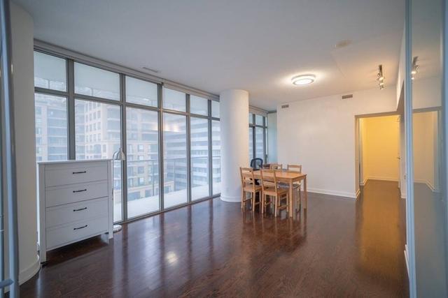 1109 - 33 Charles St E, Condo with 2 bedrooms, 1 bathrooms and 0 parking in Toronto ON | Image 2