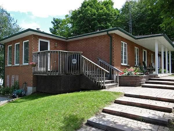144 Crawford Rd, House detached with 2 bedrooms, 3 bathrooms and 4 parking in Kawartha Lakes ON | Image 1