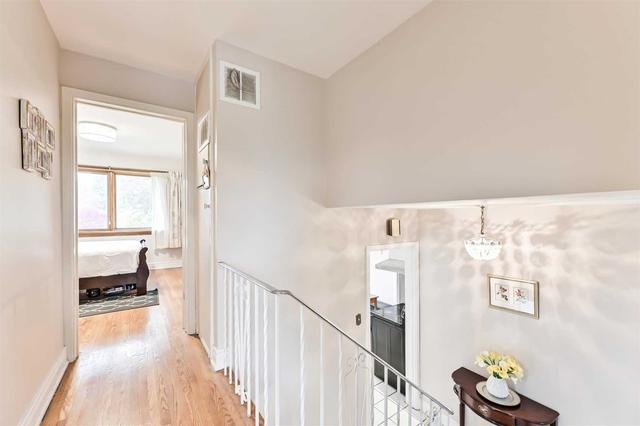 toronto - 60 Beacham Cres, House detached with 4 bedrooms, 2 bathrooms and 5 parking in Toronto ON | Image 8