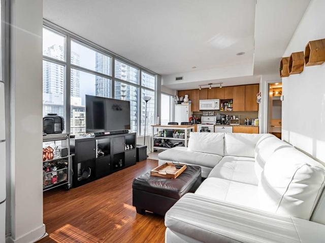 910 - 15 Brunel Crt, Condo with 1 bedrooms, 1 bathrooms and 1 parking in Toronto ON | Image 2