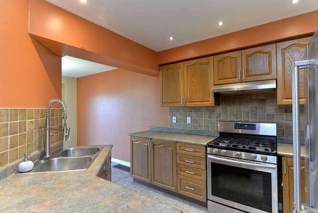 3452 Angel Pass Dr, House attached with 3 bedrooms, 3 bathrooms and 3 parking in Mississauga ON | Image 8
