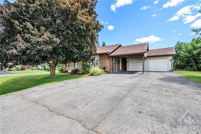 492 Bailey Avenue, House detached with 3 bedrooms, 2 bathrooms and 8 parking in North Dundas ON | Image 4