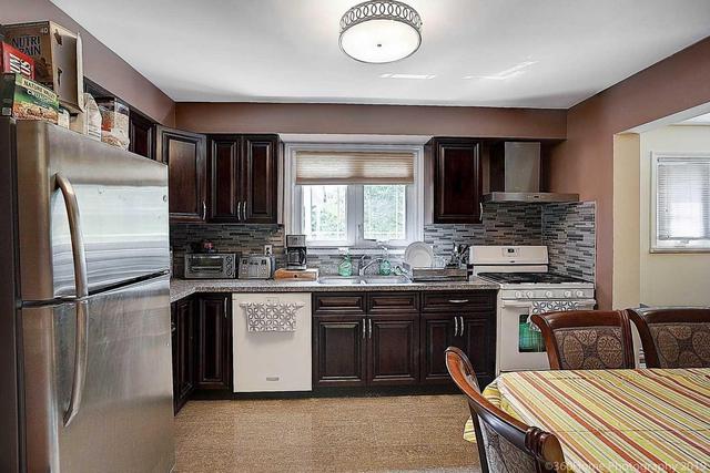 20 Crow Tr, House detached with 3 bedrooms, 3 bathrooms and 2 parking in Toronto ON | Image 8
