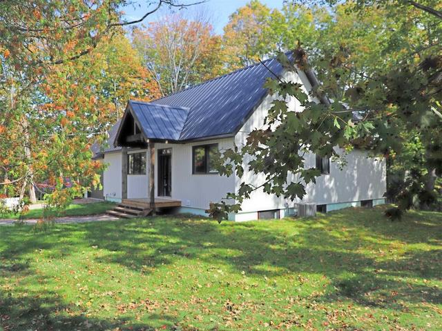 12 Jordan St, House detached with 2 bedrooms, 1 bathrooms and 4 parking in Kawartha Lakes ON | Image 2