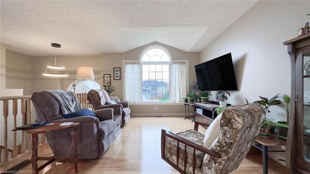 731 Reynolds Drive, House detached with 4 bedrooms, 2 bathrooms and 4 parking in Kincardine ON | Image 2