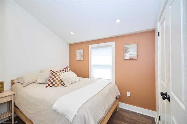 63 Merigold Street, House detached with 2 bedrooms, 1 bathrooms and null parking in St. Catharines ON | Image 3