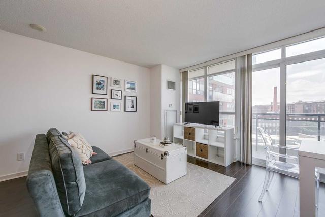 712 - 38 Joe Shuster Way, Condo with 1 bedrooms, 1 bathrooms and 0 parking in Toronto ON | Image 2