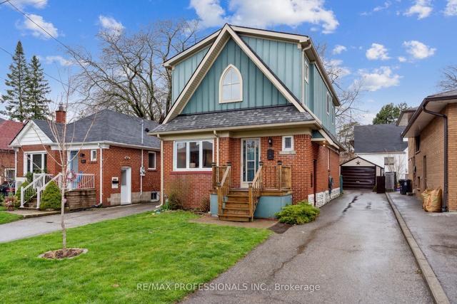 38 Thirty Fifth St, House detached with 3 bedrooms, 4 bathrooms and 4 parking in Toronto ON | Image 1