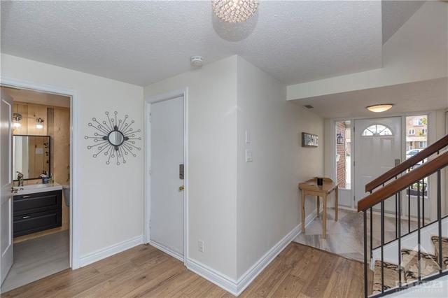 6633 Bilberry Drive, Townhouse with 3 bedrooms, 3 bathrooms and 3 parking in Ottawa ON | Image 4