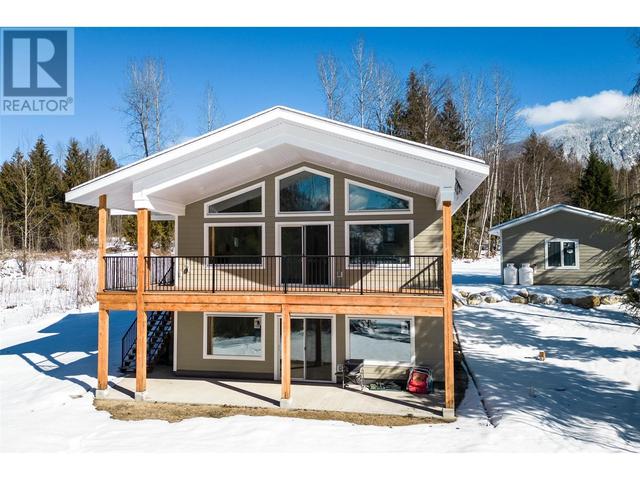 441 Galena Shores Road, House detached with 5 bedrooms, 3 bathrooms and 2 parking in Columbia Shuswap B BC | Image 1
