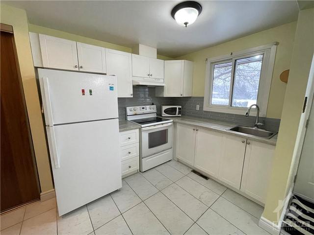 246 Woodfield Drive, Townhouse with 3 bedrooms, 1 bathrooms and 1 parking in Ottawa ON | Image 17