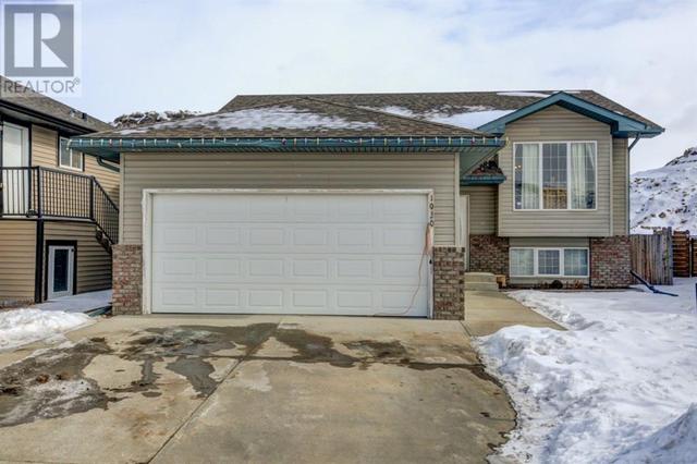 1030 1 Street Sw, House detached with 4 bedrooms, 3 bathrooms and 4 parking in Drumheller AB | Card Image
