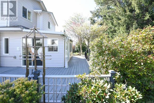 714 Woodland Dr, House detached with 3 bedrooms, 3 bathrooms and 2 parking in Comox BC | Image 4
