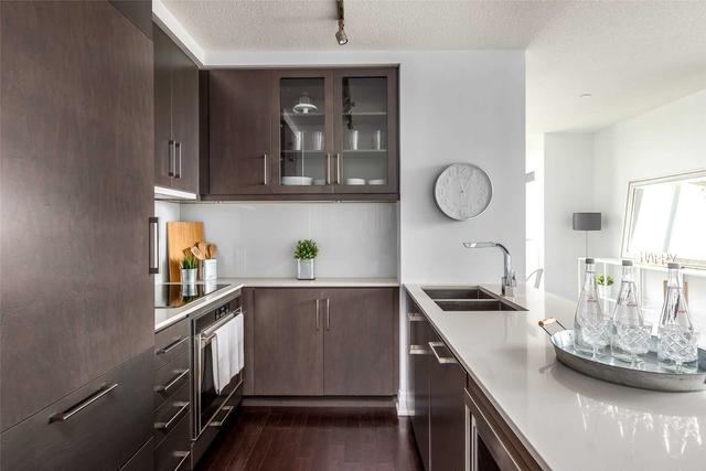 518 - 21 Clairtrell Rd, Condo with 2 bedrooms, 2 bathrooms and 1 parking in Toronto ON | Image 2