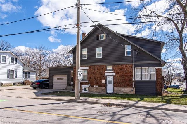 184 Courtland Avenue E, House detached with 3 bedrooms, 2 bathrooms and 3 parking in Kitchener ON | Image 1