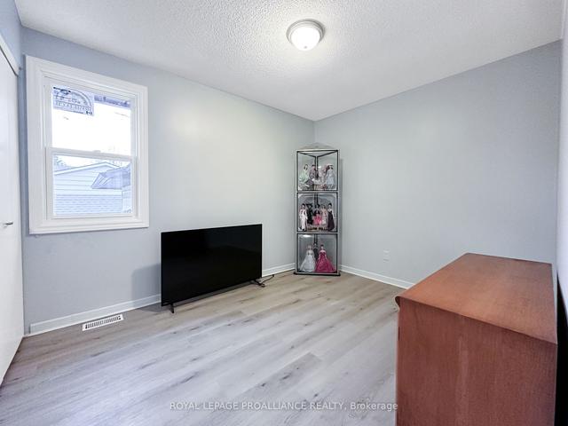 910 Cresthill St, House detached with 3 bedrooms, 2 bathrooms and 3 parking in Kingston ON | Image 7