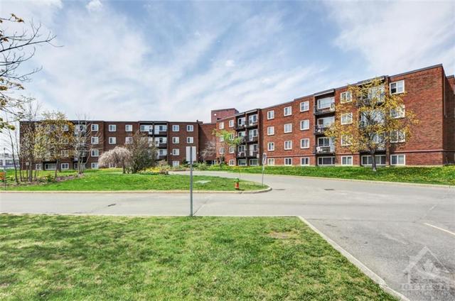 402a - 2041 Arrowsmith Drive, Condo with 2 bedrooms, 1 bathrooms and 1 parking in Ottawa ON | Image 1