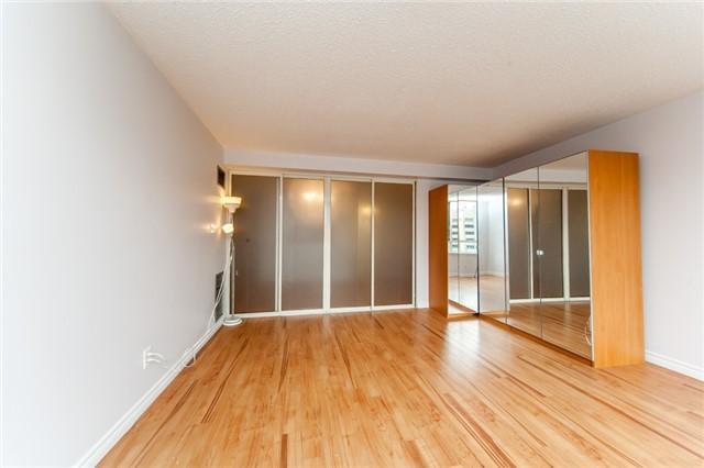 815 - 633 Bay St, Condo with 1 bedrooms, 2 bathrooms and null parking in Toronto ON | Image 6